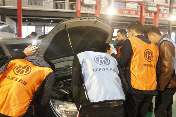 两兄弟学汽车维修：一个学成修宝马，一个只能路边补胎！